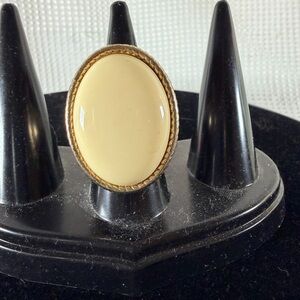 Elegant Vintage Cream Oval Gold -Tone Ring